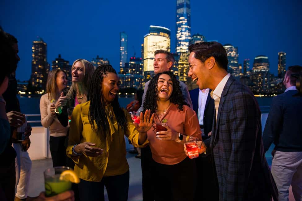 New York City: Sip 'N Groove Evening Cruise with Live DJ - Onboard Bar and Dance Floor: How to Spend the 2 Hours