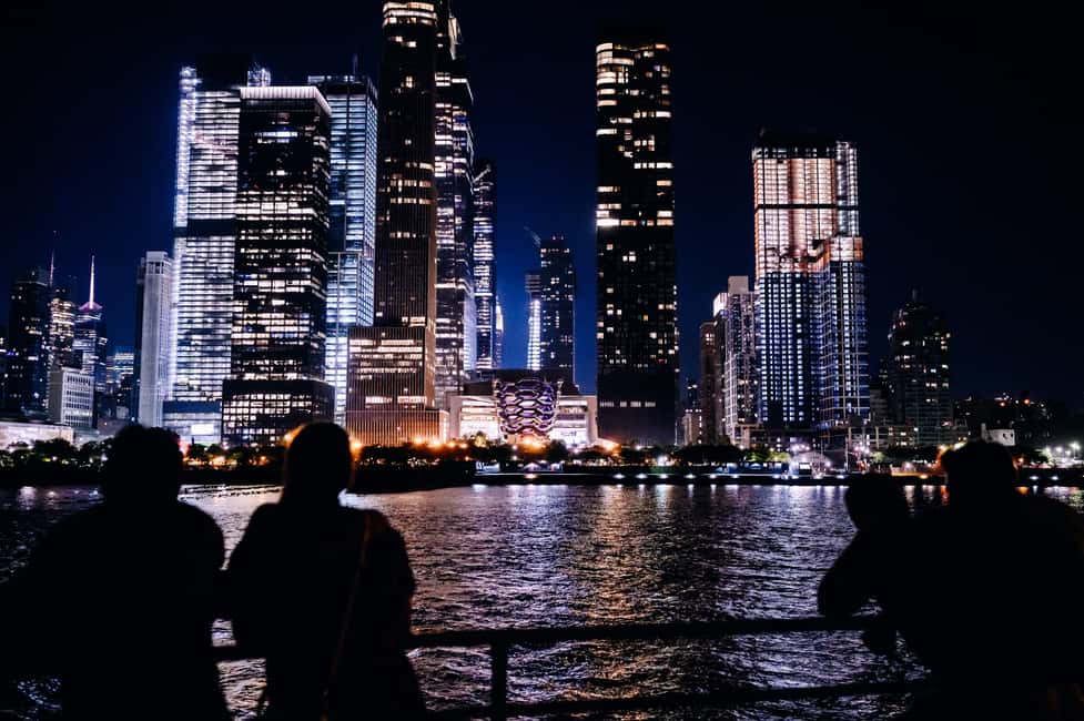 New York City: Sip 'N Groove Evening Cruise with Live DJ - Comfort and Flow: Climate-Controlled Boat, All-Ages Energy