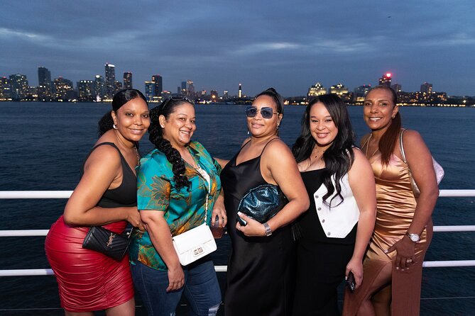 New York City Skyline Dinner Cruise - Window Seating vs Indoor Comfort: Choosing Your View Strategy