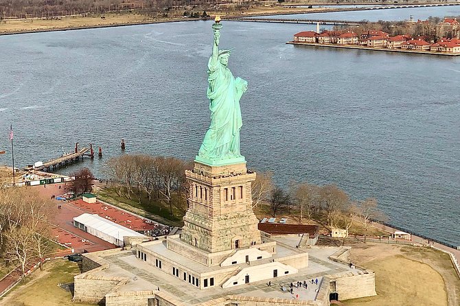 New York City Skyline Helicopter Tour from New Jersey - In Flight: How the Route Turns Downtown Into Photo Moments
