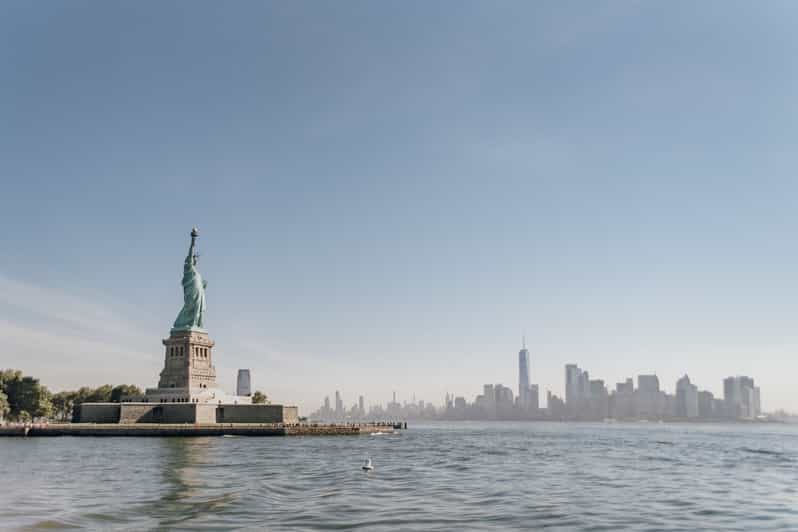 New York City: Statue of Liberty & Battery Park Guided Tour - Battery Park City to the ferry: the walk and the skyline payoff