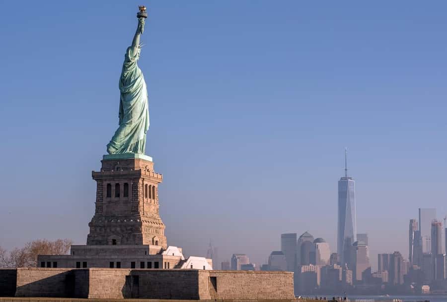 New York, discover the Statue of Liberty and Ellis Island. - Getting close to the Statue: pedestal-style views and big skyline photos