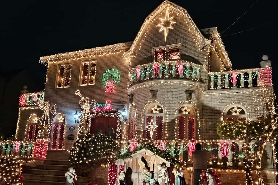 New York: Dyker Heights Christmas Lights Guided Walking Tour - Quick highlights before you go
