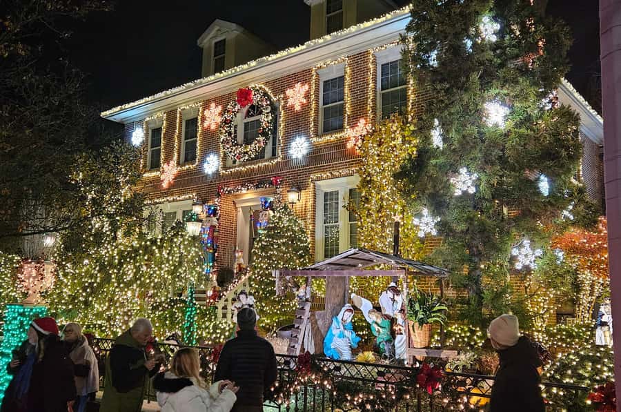 New York: Dyker Heights Christmas Lights Guided Walking Tour - The tradition behind the lights: from the 1980s to today