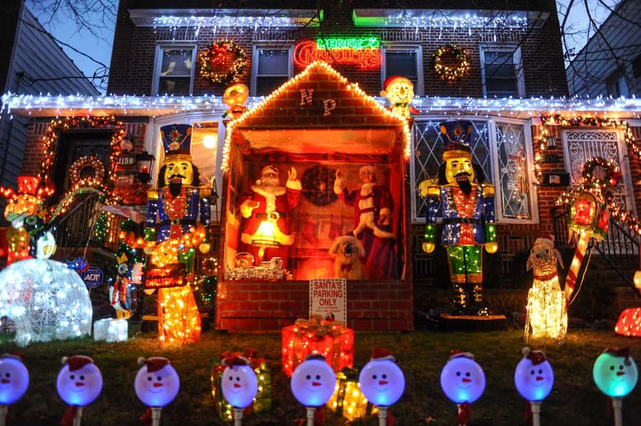 New York: Dyker Heights Christmas Lights Guided Walking Tour - Who this tour suits best (and who should reconsider)