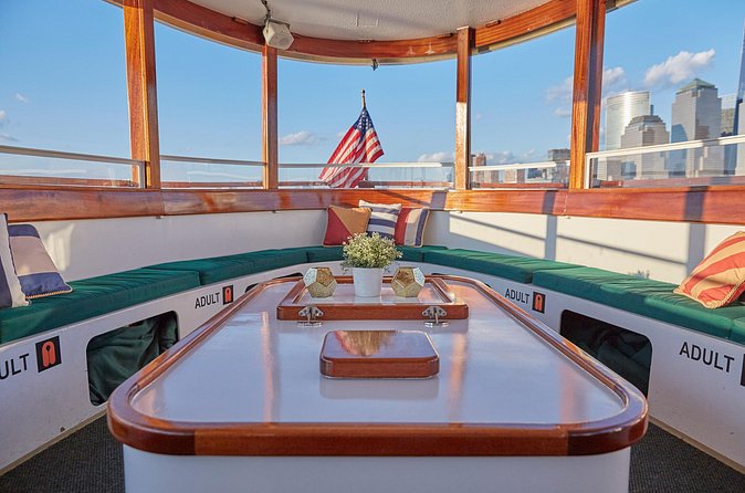 New York Fall Foliage Cruise up the Hudson River - Landmarks from the water: museum, lighthouse, and Grants Tomb