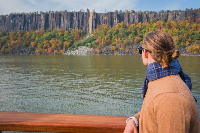 New York Fall Foliage Cruise up the Hudson River - Palisades-style rock formations: enjoy the fall, even if it’s not perfect