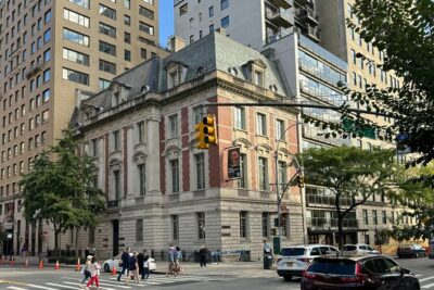 New York Upper East Side Art and Architecture Tour - Why the Headsets Change the Experience (Even on a Clear Weather Day)