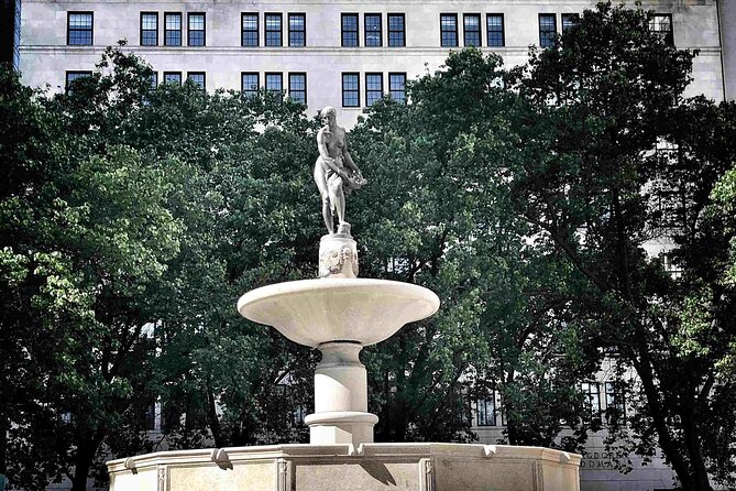 New York’s Iconic Central Park: A Self-Guided Audio Tour - Gapstow Bridge and Central Park Zoo: movies, TV, and a legendary escape