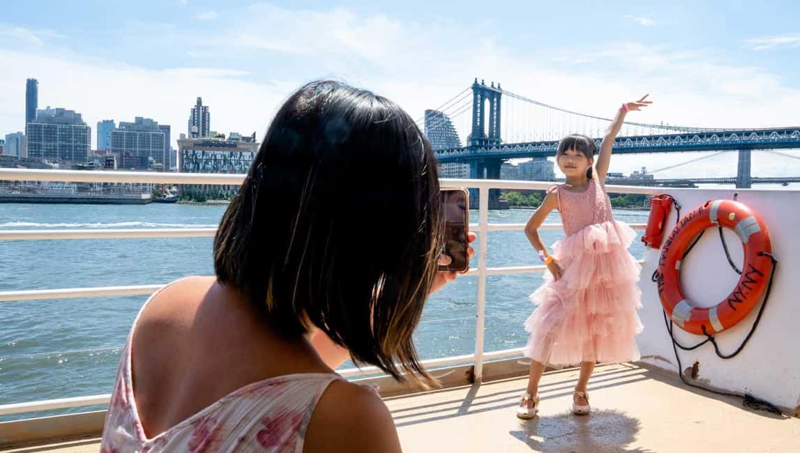 NYC: Bottomless Brunch Cruise - Sky Deck vs Window Seating: Where the Photos Happen
