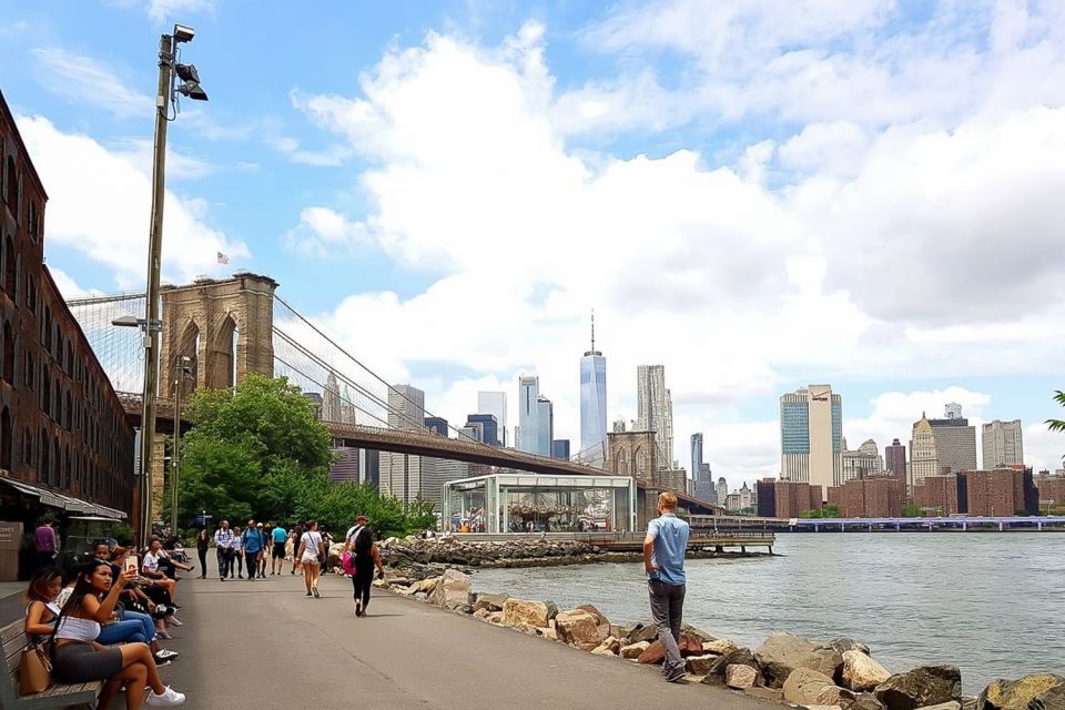 NYC: Brooklyn Bridge and Dumbo District Walking Tour - Language Options: Spanish and English Without Missing the Story