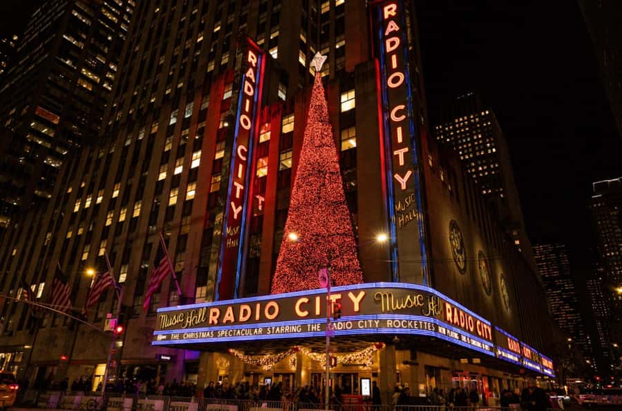 NYC: Christmas Holiday Guided Walking Tour with Dessert - St. Patrick’s Cathedral: why it feels so dramatic in winter
