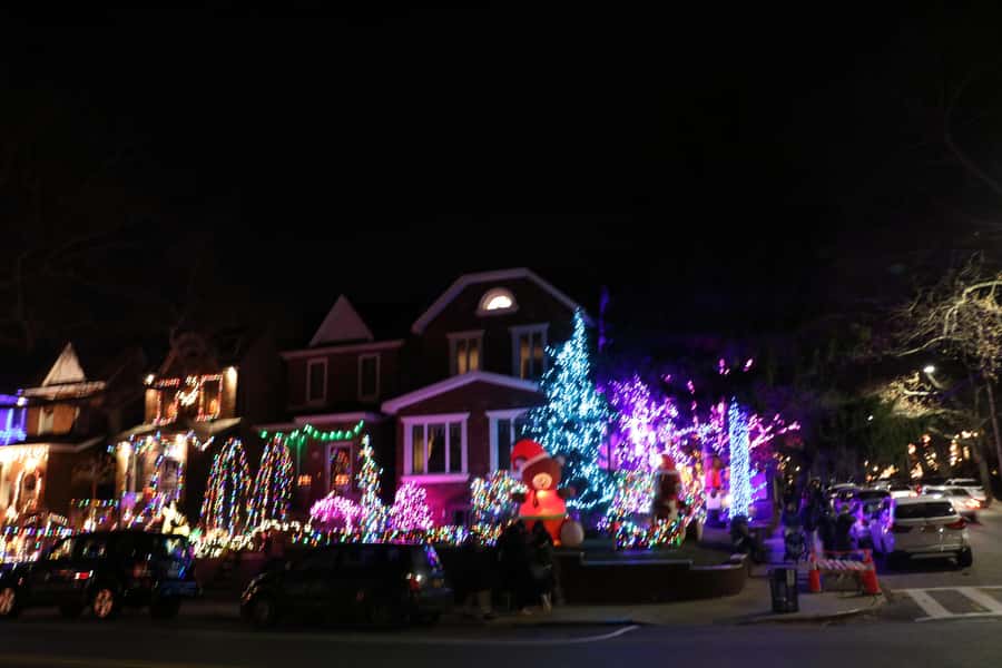 NYC: Christmas Lights Dyker Heights, Bay Ridge and DUMBO - DUMBO and the Brooklyn Bridge foundation: skyline shots with a little romance