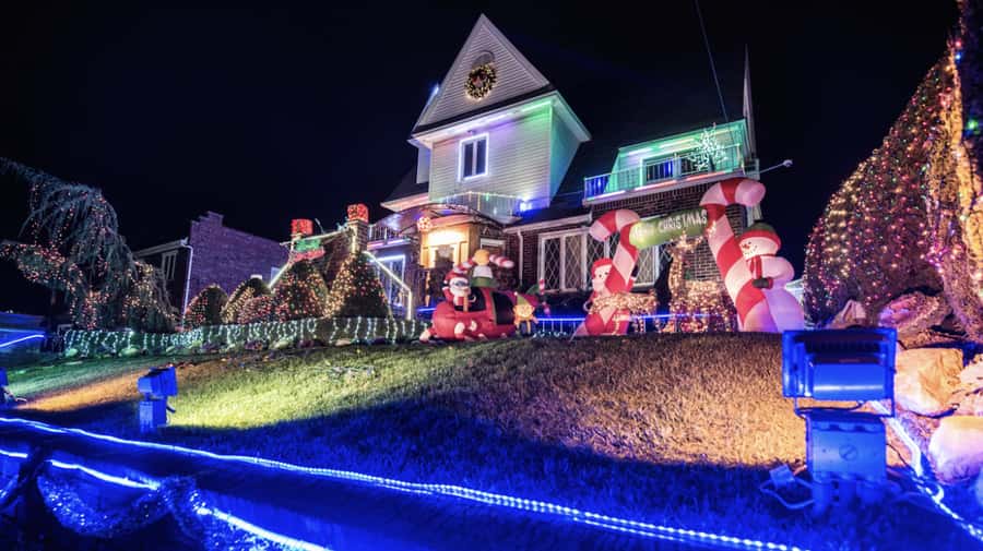NYC: Christmas Lights Dyker Heights, Bay Ridge and DUMBO - What to wear and what to expect in winter walking