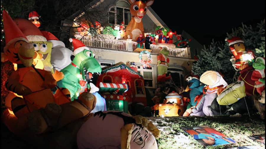 NYC: Christmas Lights Dyker Heights, Bay Ridge and DUMBO - Guide quality and safety on a holiday night