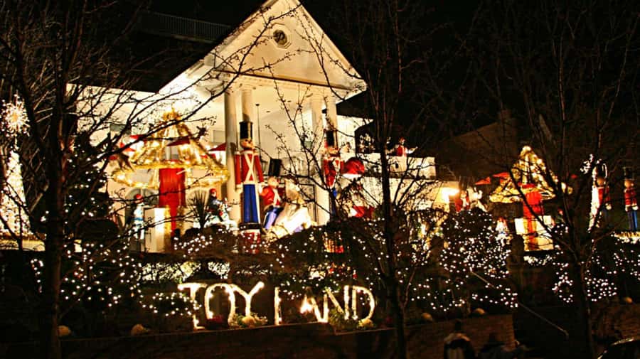 NYC: Christmas Lights Tour and Dyker Heights - What to bring (and what not to bring) for a smooth winter night
