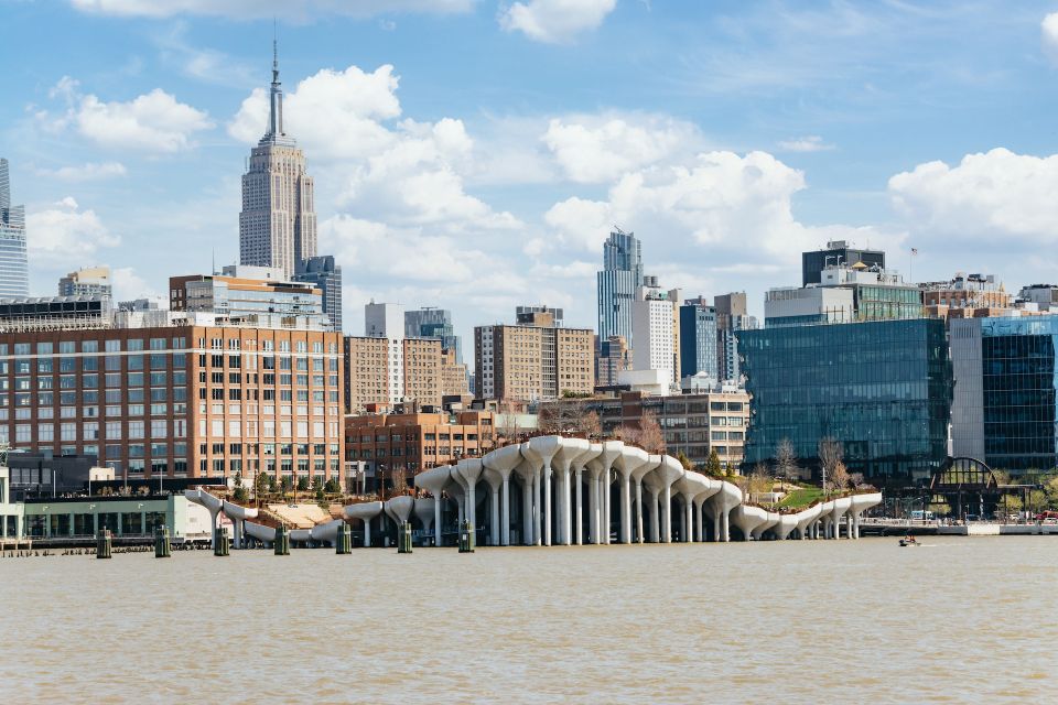 NYC: Circle Line 1.5-Hr Landmarks Skip-The-Box-Office Cruise - The bridge run: Brooklyn, Manhattan, and Williamsburg
