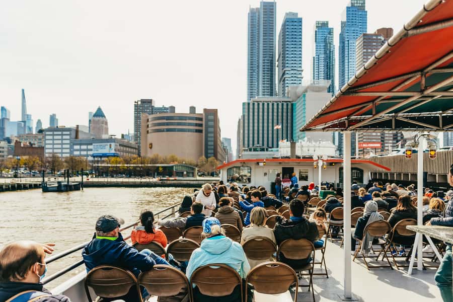 NYC: Circle Line 2.5 Hour Best of NYC Boat Cruise - Narration: live English guide plus audio for extra context