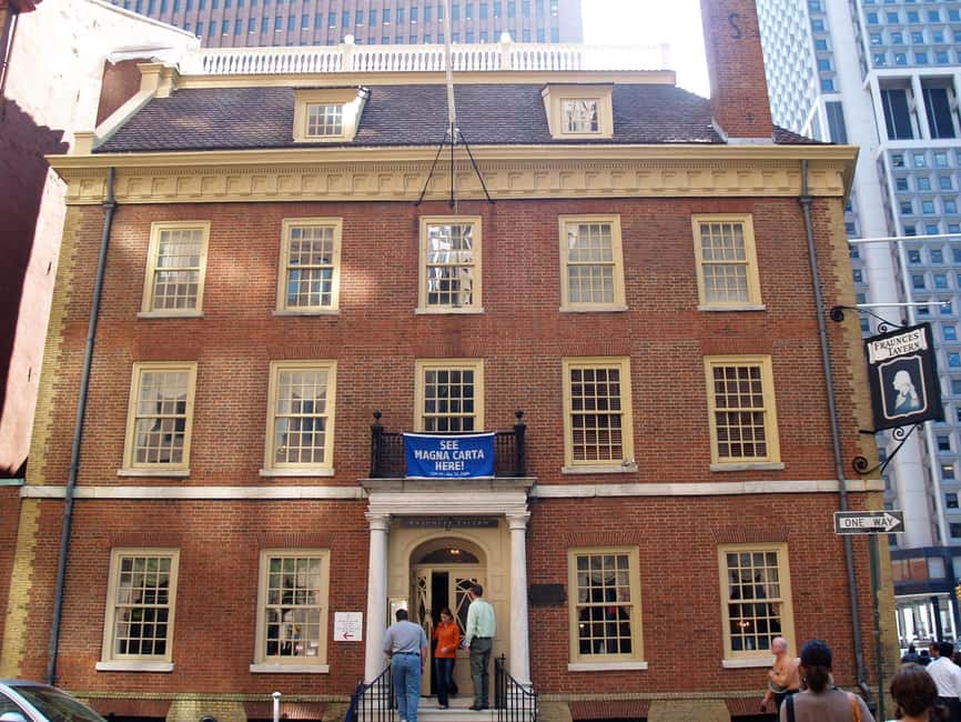 NYC: Financial District Guided Walking Tour English-Spanish - Fraunces Tavern Museum and Stone Street’s old-street atmosphere