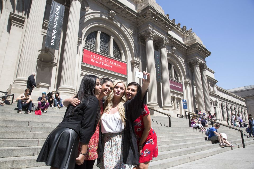 NYC: Gossip Girl Sites Bus Tour - Vera Wang boutique pass: fashion as plot