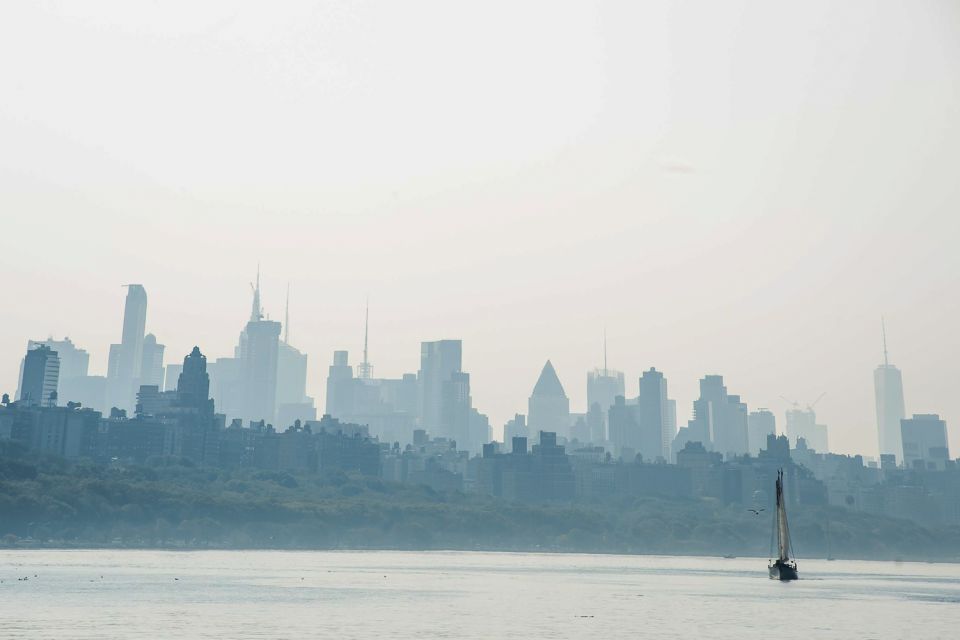 NYC: Grand Palisades Fall Foliage Yacht Tour - Fall foliage viewing: skylights, deck breezes, and smart timing