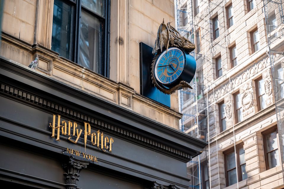 NYC: Harry Potter New York Flagship Store Experiences - Entering the flagship: Fawkes, a huge product floor, and a lot to see