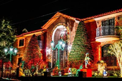 NYC: Holiday Lights and Dyker Heights Luxury Bus Tour - From the 8th Avenue Meet-Up to a Real Holiday Start