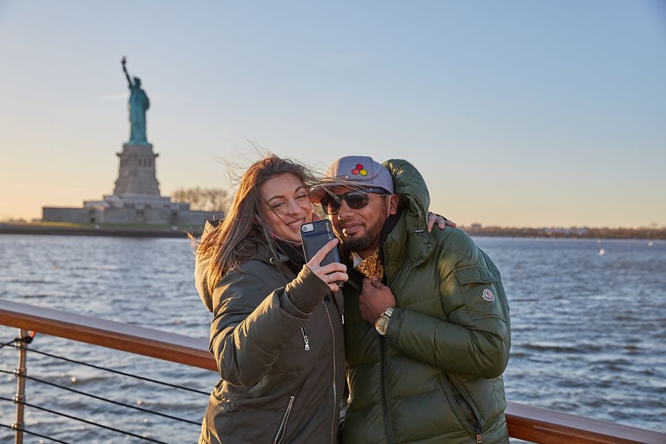 NYC: Holiday Yacht Cruise with Jazz, Cocoa & Carols - A 90-Minute Plan That Moves Fast (in the Best Way)