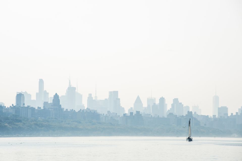 NYC: Hudson River Fall Foliage Yacht Tour - The Live English Guide and Audio Reality Check