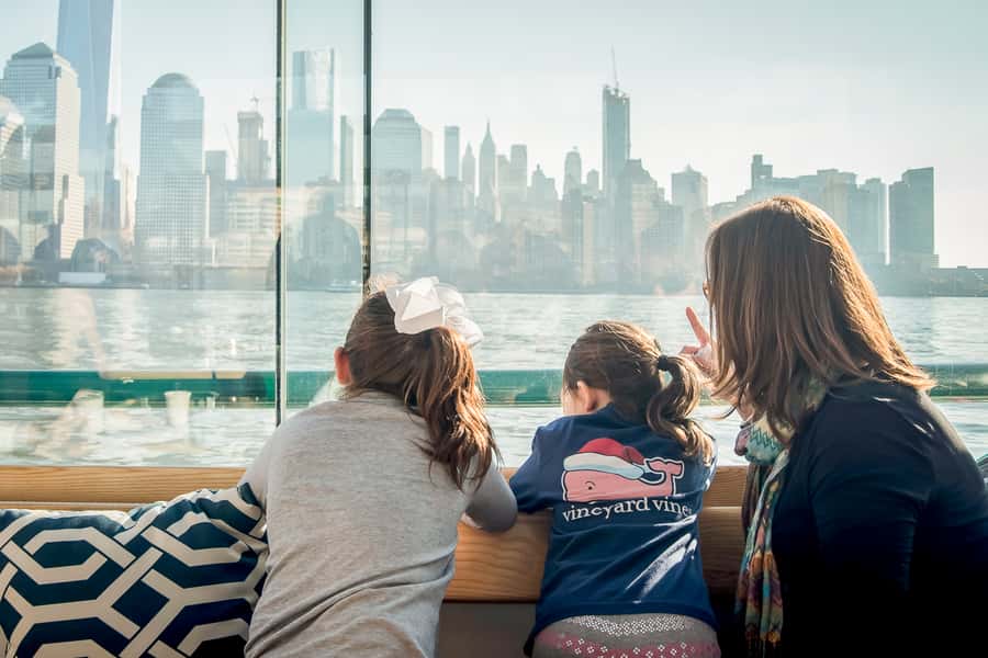 NYC: Manhattan Skyline Brunch Cruise with a Drink - One Drink Included: How the Bar Works and What to Order