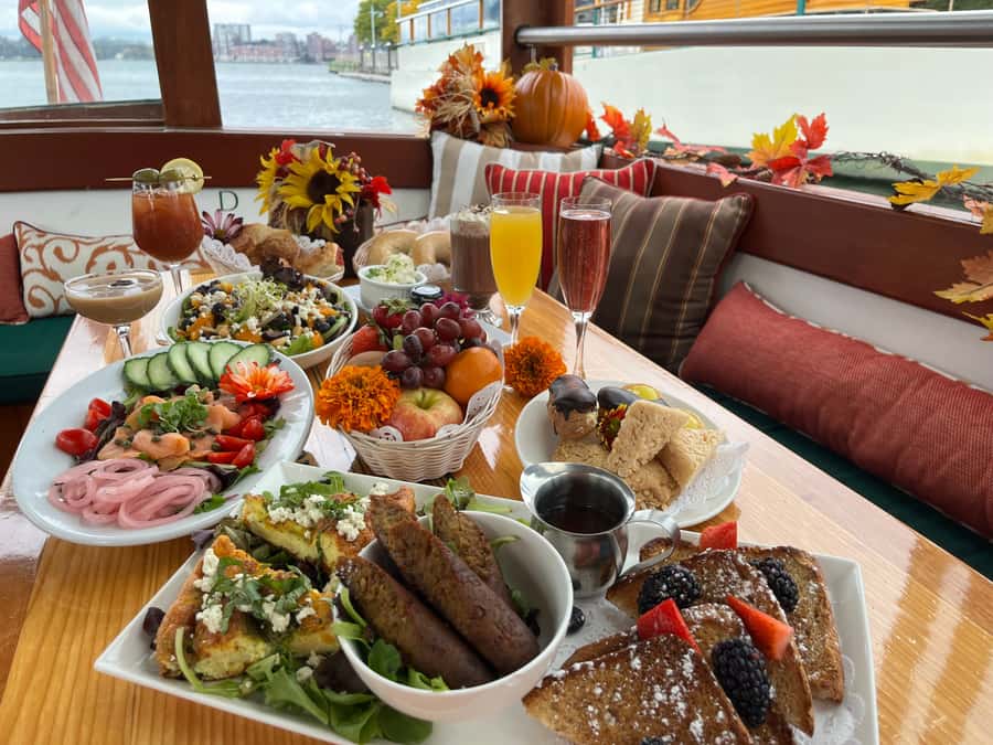 NYC: Manhattan Skyline Brunch Cruise with a Drink - Weather Reality: When to Stay Inside and When to Go to the Bow