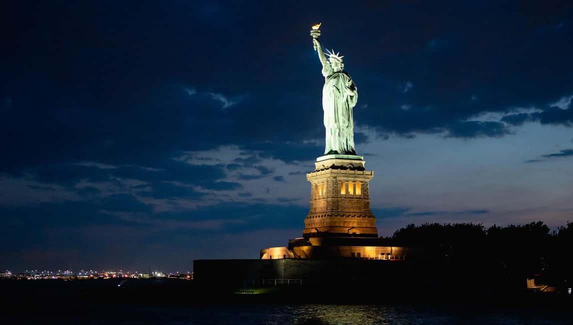 NYC: Manhattan Skyline Dining Cruise - Buffet Dinner vs Premier Plated: Choosing the Right Meal Style