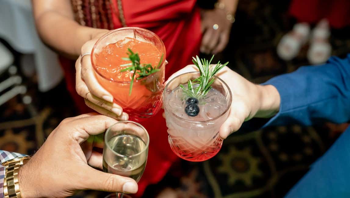 NYC: Manhattan Skyline Dining Cruise - Onboard Atmosphere: DJ Music, Hosted Commentary, and the Bar Scene