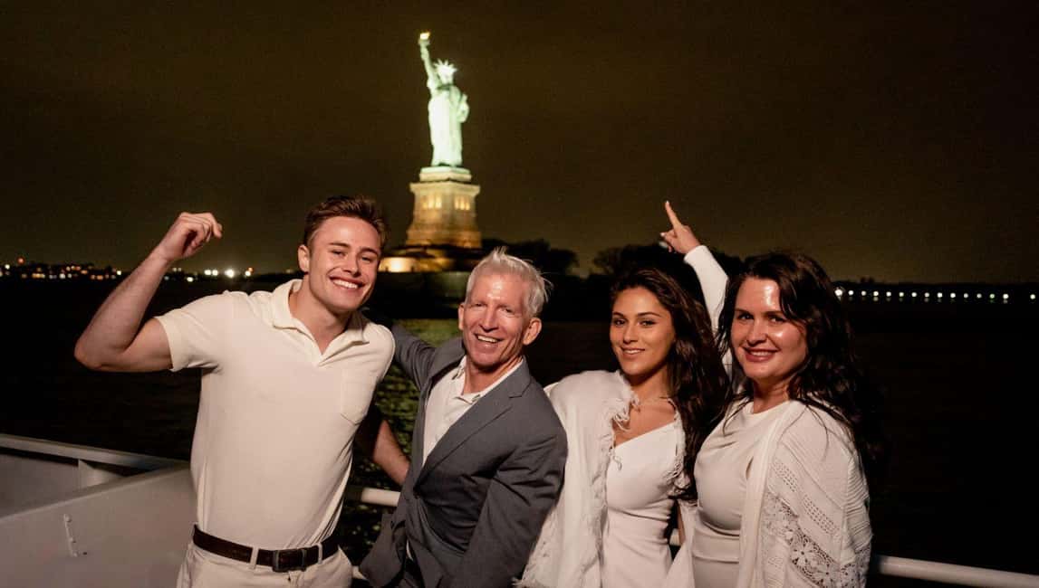 NYC: Manhattan Skyline Dining Cruise - Skyline Loop Highlights: Liberty, Brooklyn Bridge, and the Illuminated Icons
