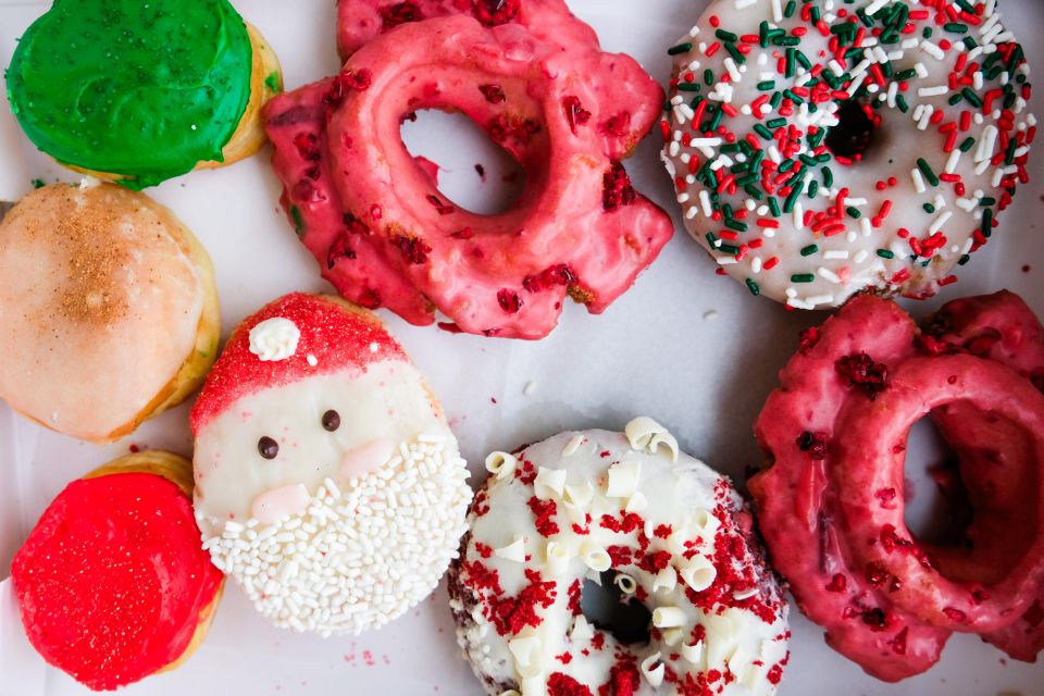 NYC: Midtown Holiday Donut and Hot Chocolate Adventure - Practical tips so you enjoy every donut stop