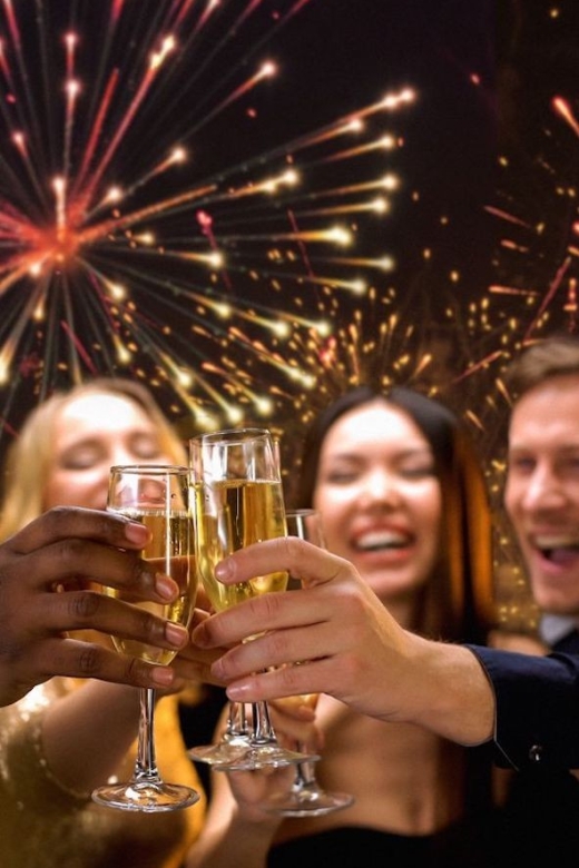 NYC: New Year's Eve Buffet Dinner Fireworks Harbor Cruise - Fireworks on the Hudson: Your Best Strategy