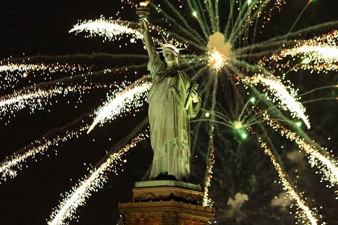 NYC: New Year's Eve Dinner Cruise with Music and Open Bar - Food and the New Year menu: what you’re likely to taste