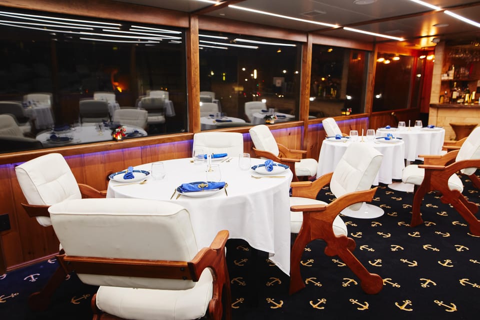 NYC: New Year's Eve Dinner Cruise with Music and Open Bar - Service and the small details that shape the night