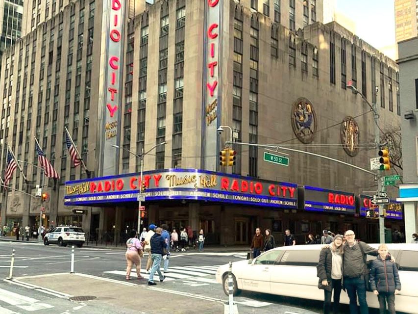NYC: Private Home Alone 2 Stretch Limousine Tour with Pizza - Inside the stretch limousine: comfort, music, and kid-proofing