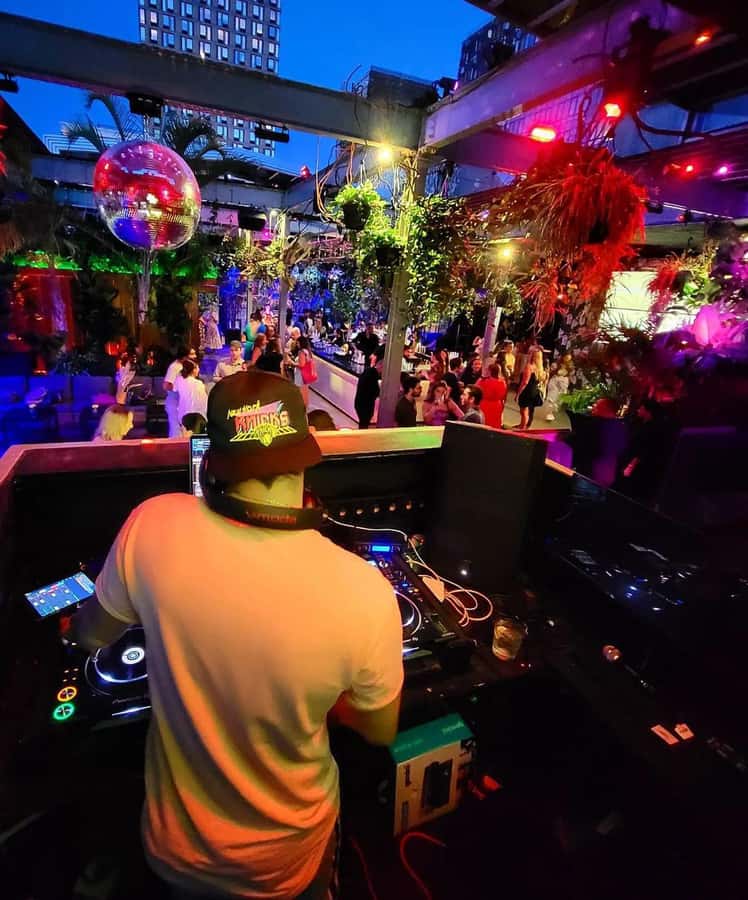 NYC Pub Crawl and Rooftop Clubbing Experience - Four venues, one guided night: what you’re really buying