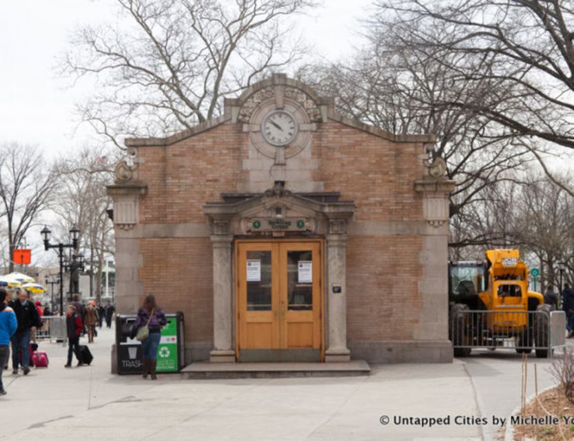 NYC: Remnants of Dutch New Amsterdam Guided Walking Tour - Bowling Green: touch history and learn why the name stuck