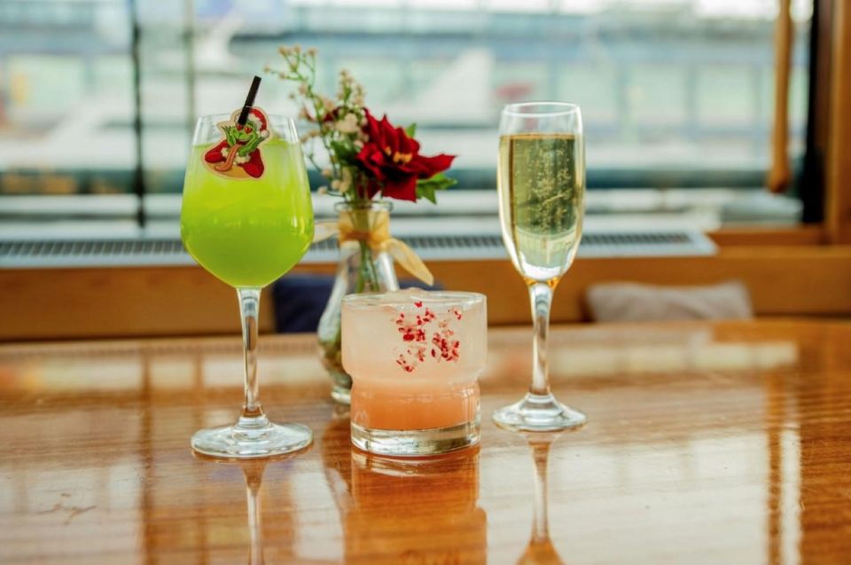 NYC: Sightseeing Holiday Cruise with Drink - Heated Salon vs Open Deck: Choose Your View Mode