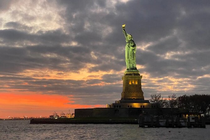 NYC Skyline lights Happy Hour and Cash Bar - Happy hour on board: cash bar, bites, and a dance-ready setup