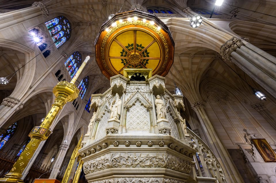 NYC: St. Patrick's Cathedral Tour - Where the tour starts: the cathedral tour desk and your audio setup