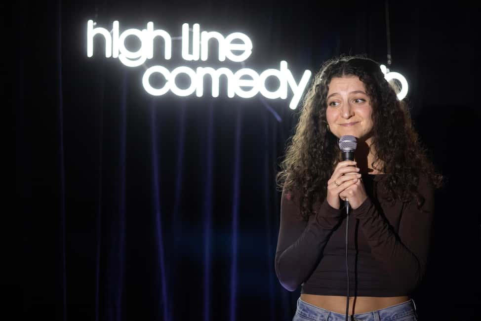 NYC: Stand Up Comedy with Free Round of Mini-Golf - Food and cocktails: how to budget since they are not included
