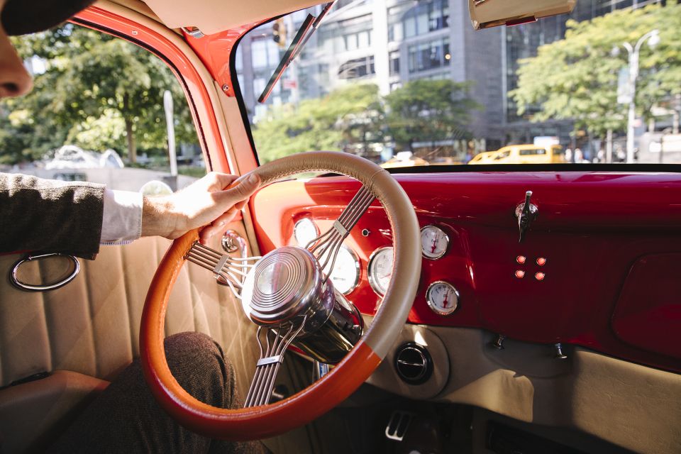 NYC: Vintage Car Midtown Manhattan Tour - Wall Street and Charging Bull: the famous sights in a fast format
