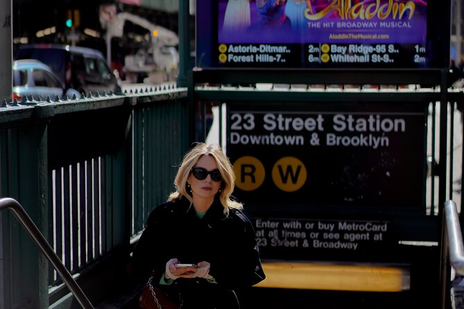 Photoshoot Tour in New York City - Greenwich Village at Washington Square Park: portraits in a calmer pocket