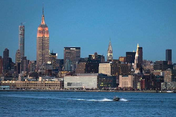 PRIVATE Manhattan Speedboat Tour - Up to 12 passengers - Approaching the Statue of Liberty area: close-up from near the security zone