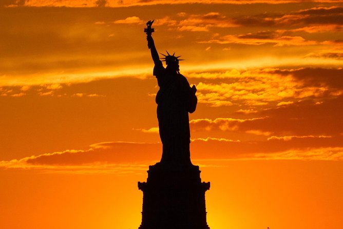 PRIVATE Manhattan Speedboat Tour - Up to 12 passengers - Ellis Island and the downtown skyline wrap-up