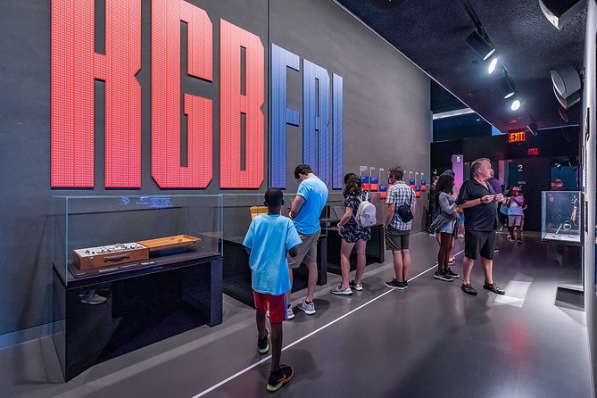 SPYSCAPE Museum and Experience - The exhibit pieces: Enigma machine and WWII chapters